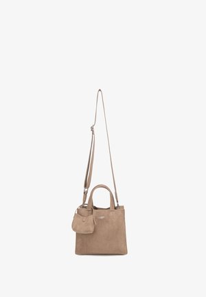 Borsa in suede beige con due manici corti, tracolla lunga regolabile e piccola pochette attaccata su sfondo bianco.