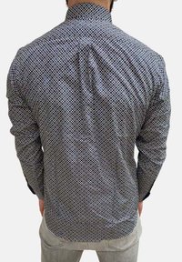 Camicia da uomo a maniche lunghe con sfondo blu scuro e motivo a rombi bianchi; colletto a contrasto; vestibilità slim con pieghe posteriori.