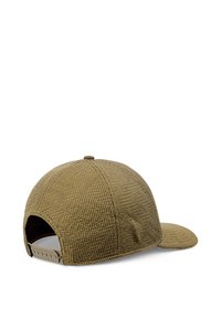 Gorra verde oliva con un tejido texturizado, corona redondeada y visera plana. Presenta un regulador de plástico en la parte trasera para ajustar el tamaño.