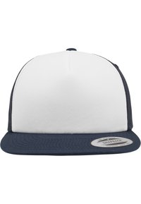 Snapback kapa s bijelim prednjim panelom, plavom mrežom straga, ravnim vizirkom, i kružnom oznakom na desnoj strani vizirke. Tekstuirani materijal.