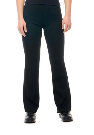 Un mannequin se tient devant un fond blanc, vêtu d’un pantalon noir évasé et de chaussures noires.