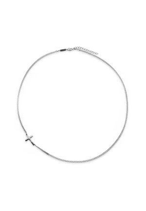 Sølvkjede med et lite polert korsanheng og justerbar lås mot hvit bakgrunn.