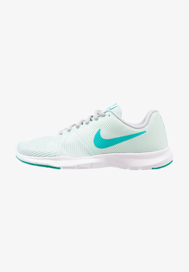 Scarpa sportiva in mesh azzurro chiaro con una parte superiore testurizzata, lacci grigi, un logo Nike Swoosh turchese prominente e suola bianca.
