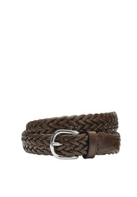 Bruin leren gevlochten riem met een zilveren metalen gesp. De textuur is geweven met een gladde afwerking en een platte leren uiteinde voor aanpassing.