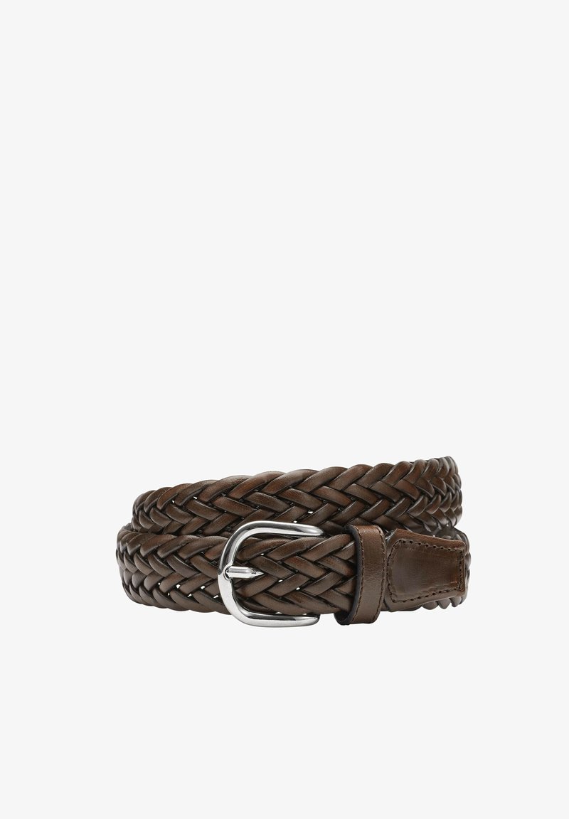 Bruin leren gevlochten riem met een zilveren metalen gesp. De textuur is geweven met een gladde afwerking en een platte leren uiteinde voor aanpassing.