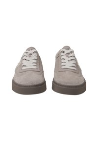 Graue Wildledersneaker mit weißen Schnürsenkeln, runder Zehenform und strukturiertem braunem Gummisohle. Mit einem weichen Rückenteil und dekorativen Nähten.