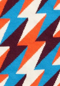 Mehrfarbiger Stoff mit einem Zickzackblitzmuster in Orange, Blau, Weiß und Dunkelpurpur. Strukturiert gestrickte Oberfläche.