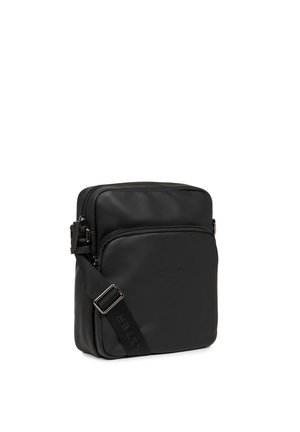 Borsa a tracolla in pelle nera con scomparto principale con cerniera, tasca frontale, tracolla regolabile e dettaglio logo sobrio. Texture liscia.