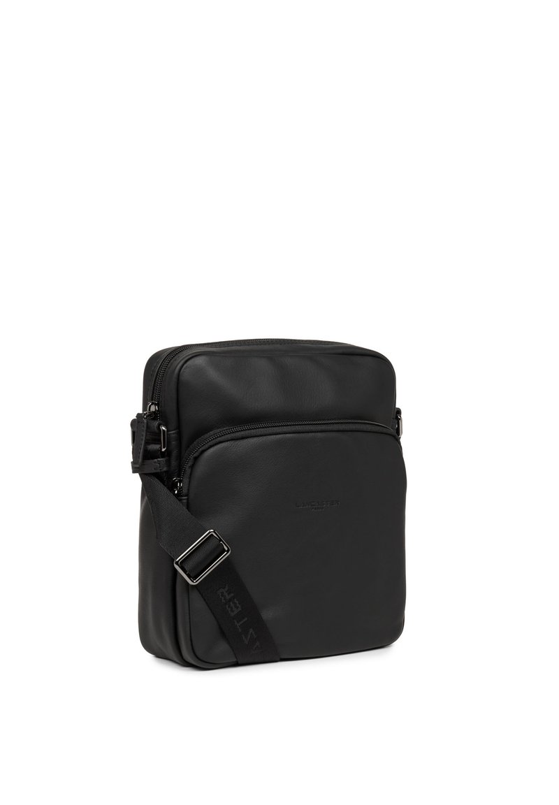 Borsa a tracolla in pelle nera con scomparto principale con cerniera, tasca frontale, tracolla regolabile e dettaglio logo sobrio. Texture liscia.