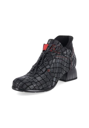 Zwart enkelbootje met getextureerd vierkant patroon, rode stiksels en accenten, vetersluiting aan de voorkant en een lage blokhak.
