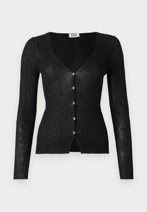 Svart rippad cardigan med långa ärmar, V-halsringning och sex framknappar. Tyget har en lätt, genomskinlig textur.