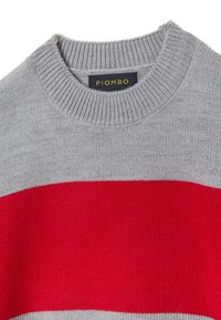 Maglione grigio con una striscia orizzontale rossa. Presenta un collo rotondo a coste e una texture morbida. L'etichetta reca la scritta "PIOMBO" in caratteri dorati.