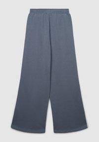 Niebieskie spodnie typu wide-leg z elastycznym paskiem, wykonane z miękkiego materiału, wyeksponowane płasko na jasnym tle.