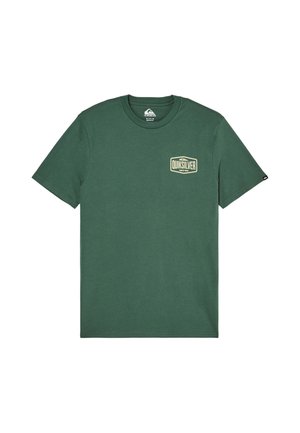 T-shirt vert foncé à manches courtes avec un col rond et un petit logo Quiksilver beige sur la poitrine gauche.