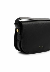 Schwarze Leder-Crossbody-Tasche mit strukturiertem Finish, geschwungener Form und goldfarbener Hardware-Akzent. Verstellbarer Trageriemen enthalten.