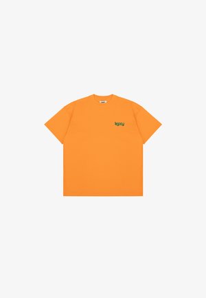 Oranje katoenen t-shirt met korte mouwen en een ronde hals. Heeft een groen tekstlogo op de linkerborst. Glad van textuur, boxy fit.