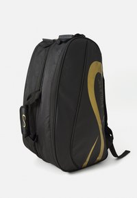 Schwarzer Sports Rucksack mit goldener abstrakter Gestaltung, gepolsterter Griff, doppelte Reißverschlüsse und verstellbare Schultergurte auf einem weißen Hintergrund.