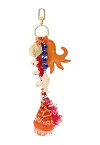 Breloczek o kształcie ośmiornicy wykonany z pomarańczowej skóry, ozdobiony niebieskimi koralikami, muszlami i frędzlami z tkaniny w kolorach czerwonym i pomarańczowym, z misternymi wzorami i teksturami.