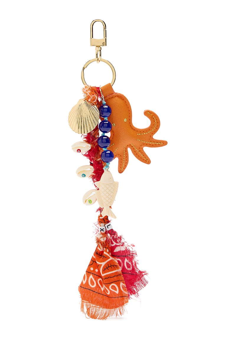 Breloczek o kształcie ośmiornicy wykonany z pomarańczowej skóry, ozdobiony niebieskimi koralikami, muszlami i frędzlami z tkaniny w kolorach czerwonym i pomarańczowym, z misternymi wzorami i teksturami.