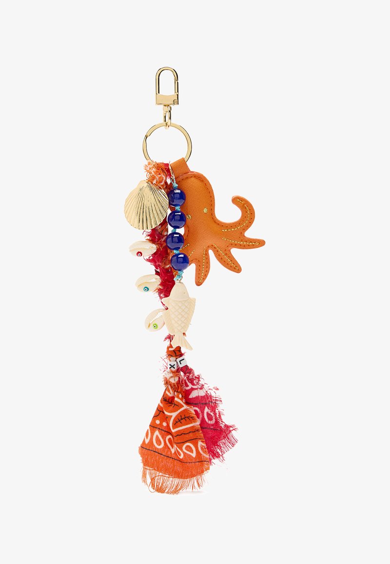 Breloczek o kształcie ośmiornicy wykonany z pomarańczowej skóry, ozdobiony niebieskimi koralikami, muszlami i frędzlami z tkaniny w kolorach czerwonym i pomarańczowym, z misternymi wzorami i teksturami.
