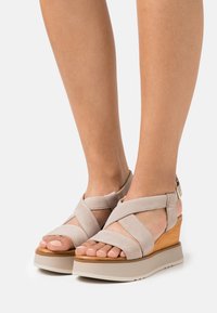 Tamaris Plateausandalette - taupe