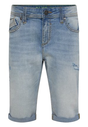 Short en denim bleu clair avec ourlets roulés, poches avant, passants de ceinture et légers détails usés sur les jambes.