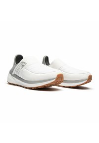 Scarpe slip-on bianche con tomaia trapuntata, dettagli grigi e suola in gomma testurizzata. Presentano un logo sul lato e un design a profilo basso.