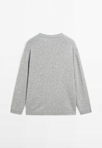 Grau gestrickter Pullover, lange Ärmel, runder Ausschnitt, gerippte Bündchen und Saum, weiche Textur, glatte Oberfläche, minimalistisches Design, keine sichtbaren Markenzeichen.