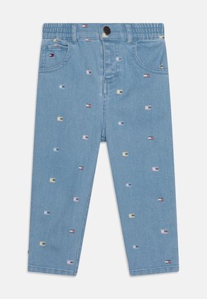 Pantaloni in denim blu chiaro con vita elastica, caratterizzati da un motivo a quadrati multicolori sparsi e tasche frontali.