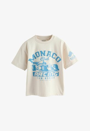T-shirt cremisi a maniche corte con grafica stampata blu di una macchina da corsa e il testo "MONACO Club Racing"; collo giroclassico, tessuto in cotone morbido.