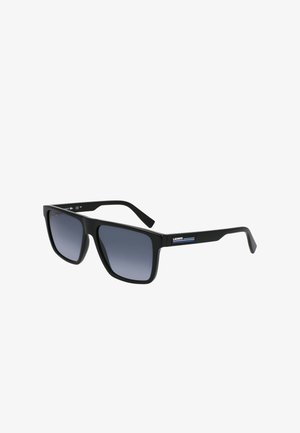 Óculos de sol retangulares pretos com lentes escuras em degradê, apresentando um acabamento matte elegante e um detalhe listrado em azul e branco na haste.