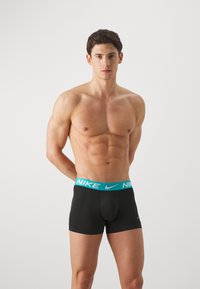 Nike Underwear ESSENTIAL TRUNK 3 PACK - Boxerbriefs - black/orange/cactus/blue