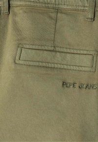 Olivno zeleno blago z gladko teksturo ima pravokotno zadnjo žep in vezeno logotip "PEPE JEANS" v temnejši niti.
