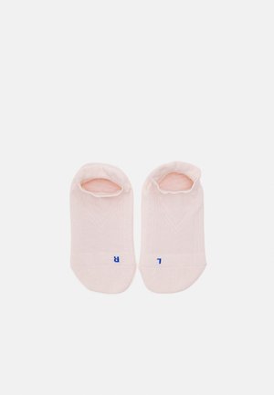 Calzini invisibili rosa chiaro con un motivo a diamante testurizzato, polsini elasticizzati e lettering blu in contrasto che indica il piede sinistro e destro.