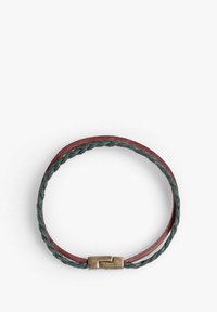 Pulsera trenzada de cuero en verde oscuro y burdeos, con un cierre metálico. Textura suave con colores y materiales contrastantes.