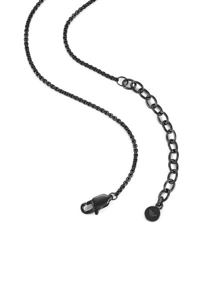 Sort kædedyse med sammenkoblede led, en krabbe-lås og en cirkulær vedhæng med et logo-accent. Glat tekstur og slankt design.