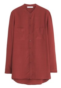 Camisa roja de manga larga con collar redondo, cierre frontal de botones, dos bolsillos en el pecho y un dobladillo redondeado. Fabricada con una tela suave y ligera.