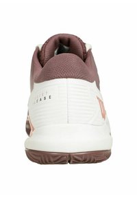Zapatilla deportiva con una parte superior de malla burdeos, entresuela blanca y suela de goma marrón texturizada que presenta un logo y el texto "QUIET PLEASE."