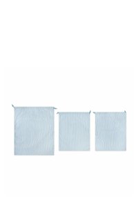 Trois sacs à linge en maille de couleur bleu clair avec des rayures verticales blanches, dotés d'une fermeture à cordon, de tailles variées.
