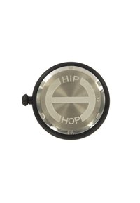 Perilla redonda de goma negra con una parte superior de metal plateado. Texto grabado "HIP" y "HOP" con un diseño circular y pequeños muescas alrededor del borde.