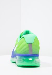 Chaussure de sport verte et bleue avec une tige en mesh, une semelle à air transparente, des accents réfléchissants et un onglet de talon contrastant.