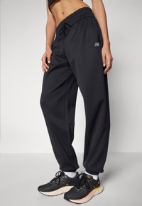 New Balance WARMING PERFORMANCE JOGGER - Donji dijelovi trenirke - black