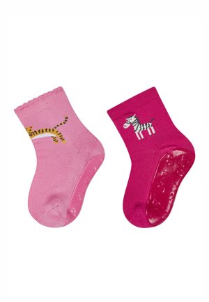 Zwei Paar Knöchelsocken. Ein Paar rosa mit Tiger-Design; das andere rosa-rot mit einem Zebra. Beide haben rutschfeste Sohlen und gewellte Bündchen.