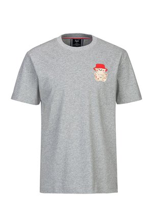 Hellgraues T-Shirt mit kurzen Ärmeln und einem kleinen Teddybär, der eine rote Mütze trägt, auf der linken Brustseite gedruckt.