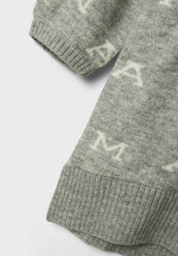 Maglione grigio lavorato a maglia con una texture morbida, polsini e orlo a coste, caratterizzato da un sottile motivo di lettere chiare distribuite su tutta la superficie.