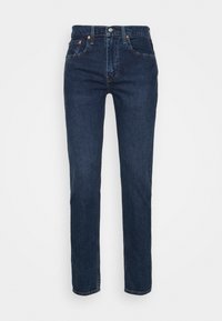 Vaqueros de denim azul oscuro con corte recto, que cuentan con un cierre de botón y cremallera, cinco bolsillos y patrones sutiles de desgaste.