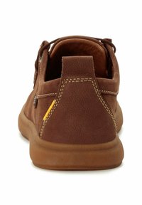 Brauner Wildlederschuh mit runder Form, Gummisohle, kontrastierender gelber Akzent an der Ferse und kontrastreicher Naht entlang des Kragens.