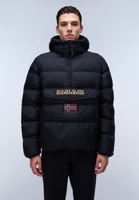 Giacca a vento nera con zip e cappuccio con cordino. Presenta una patch con logo sul davanti e un'accento con la bandiera norvegese. Tessuto liscio e lucido.