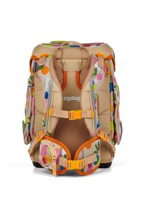 Sac à dos beige avec de grands pois colorés en rose, bleu et vert. Il dispose de bretelles rembourrées, d'accents orange et de plusieurs poches latérales.