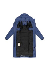Gevoerde blauwe jas met een capuchon, voorzien van een zwarte voering, rits en klittenbandsluitingen; binnenslabel zichtbaar aan de linkerkant.